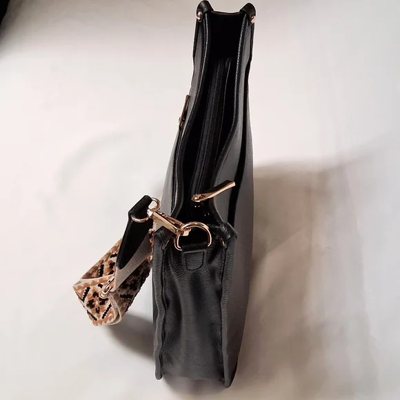 Metro Muse Black Vegan Leather Crossbody Bag - Picture 3 of 7